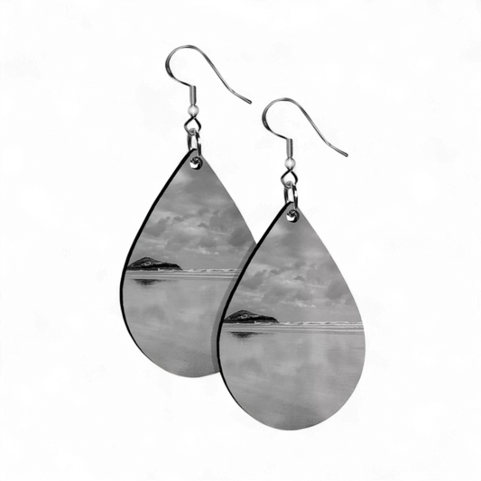 Teardrop-shaped earrings with a beach scene on the surface on a white background