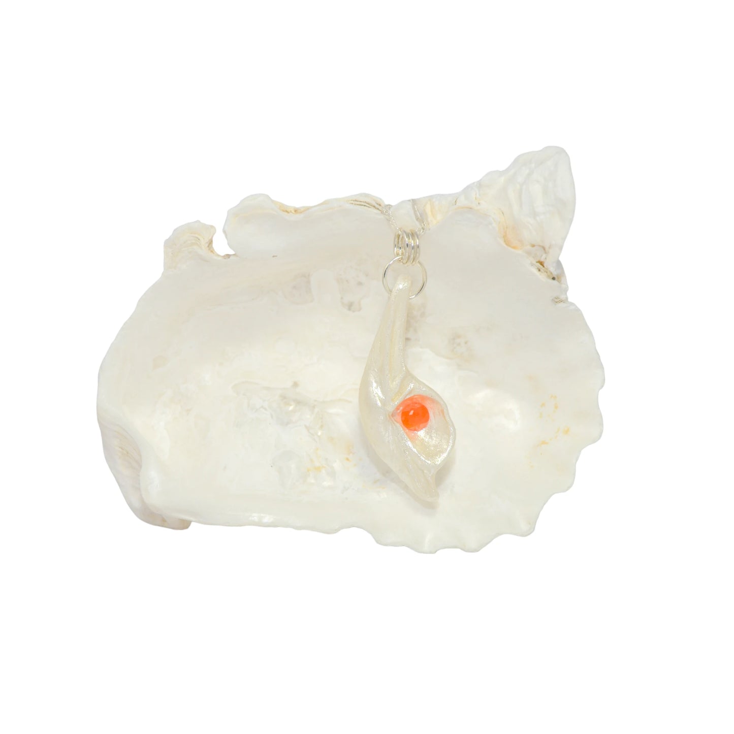 Natural Seashell pendant, elevating the beautiful natural nuances to new heights. The pendant is perfectly adorned with a mesmerizing rose cut Carnelian gemstone.