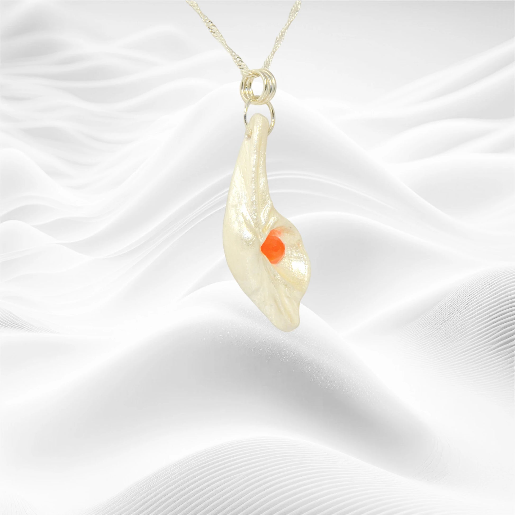 Natural Seashell pendant, elevating the beautiful natural nuances to new heights. The pendant is perfectly adorned with a mesmerizing rose cut Carnelian gemstone.