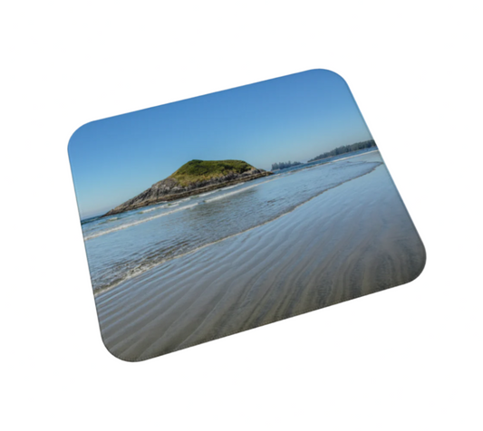 Introducing the Long Beach Summer Tofino Desk Mat - the perfect addition to your workspace, inspired by the breathtaking beauty of Tofino's Long Beach. This luxurious desk mat features a stunning, high-resolution image of the iconic summer landscape, capturing the essence of the sun-drenched sands and the majestic Pacific Ocean.